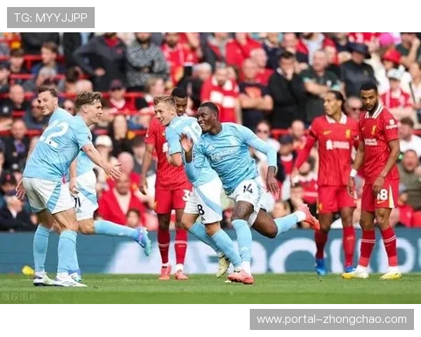 特写:利物浦惨败诺丁汉森林,场边克洛普时代功勋教练香克利画像黯然失色